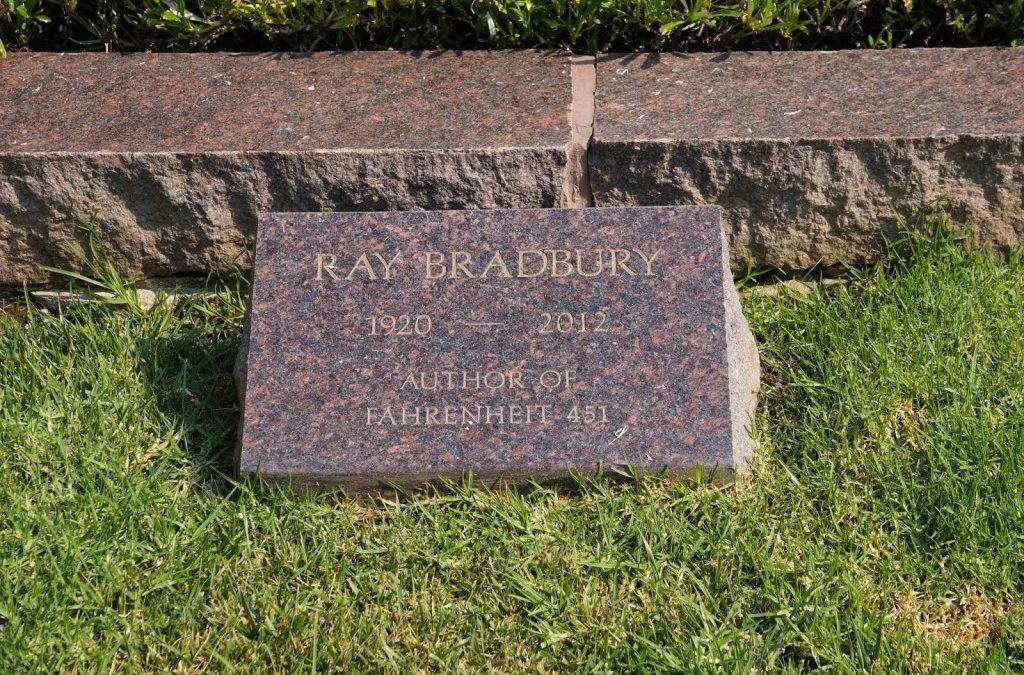 ¿ Dónde está enterrado Ray Bradbury?